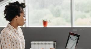 Teacher using AI in the classroom.